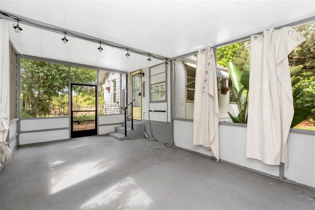 For Sale: $159,999 (1 beds, 1 baths, 400 Square Feet)