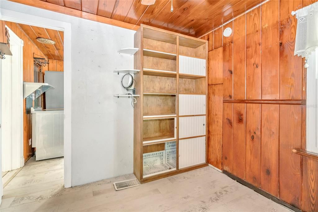 For Sale: $159,999 (1 beds, 1 baths, 400 Square Feet)