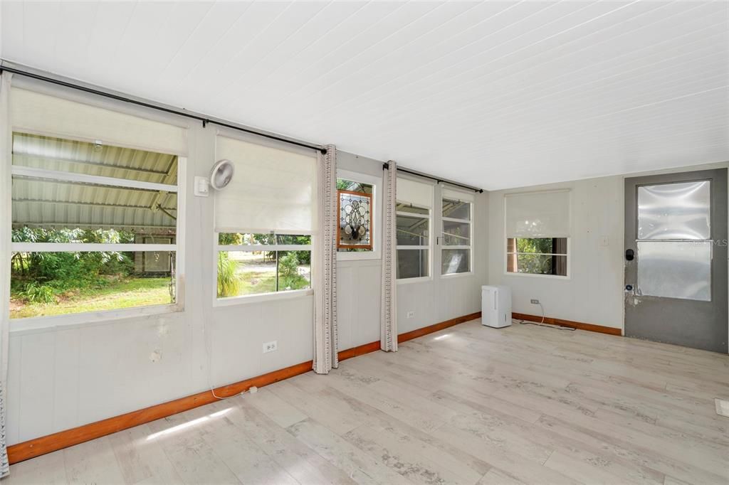 For Sale: $159,999 (1 beds, 1 baths, 400 Square Feet)