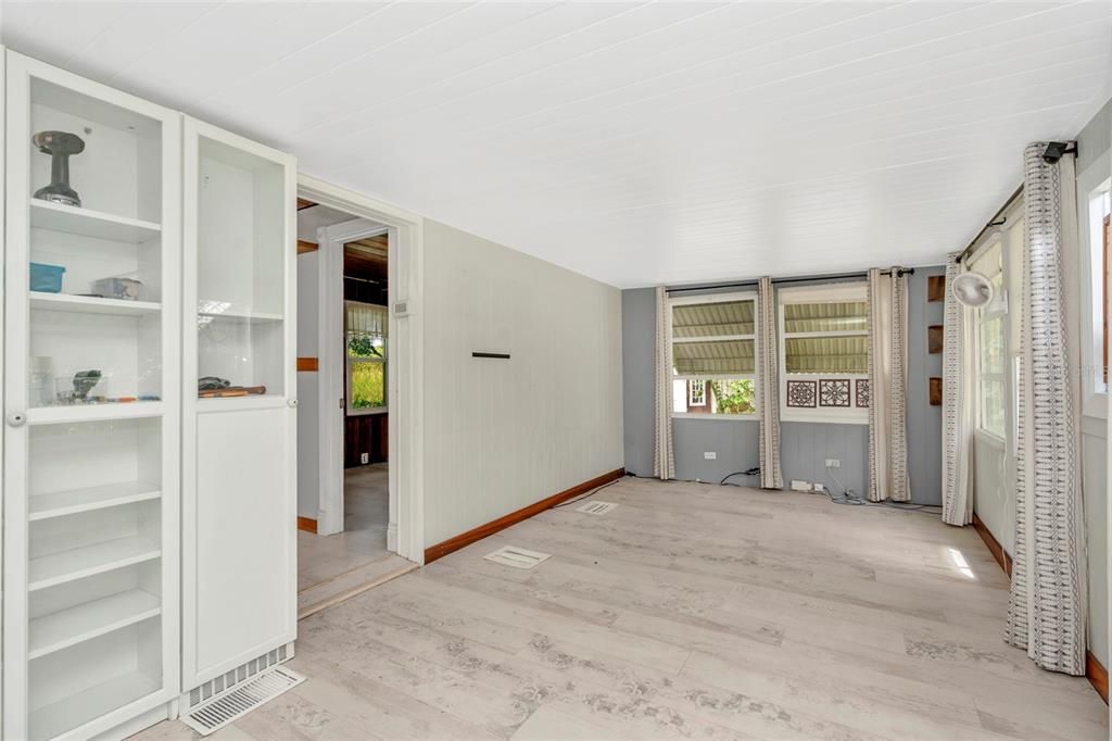 For Sale: $159,999 (1 beds, 1 baths, 400 Square Feet)