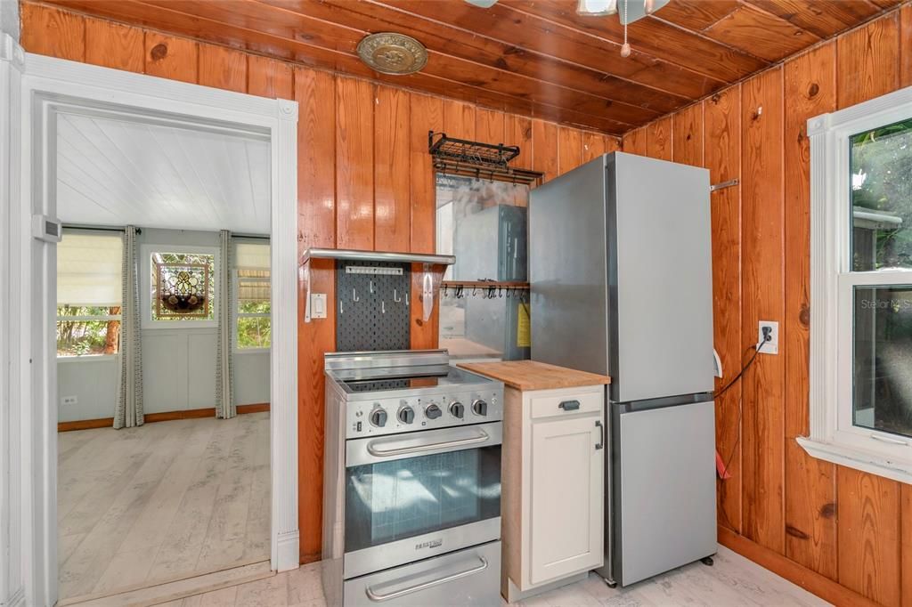 For Sale: $159,999 (1 beds, 1 baths, 400 Square Feet)