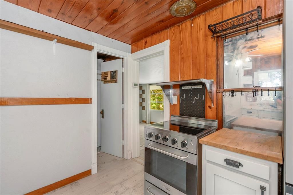 For Sale: $159,999 (1 beds, 1 baths, 400 Square Feet)
