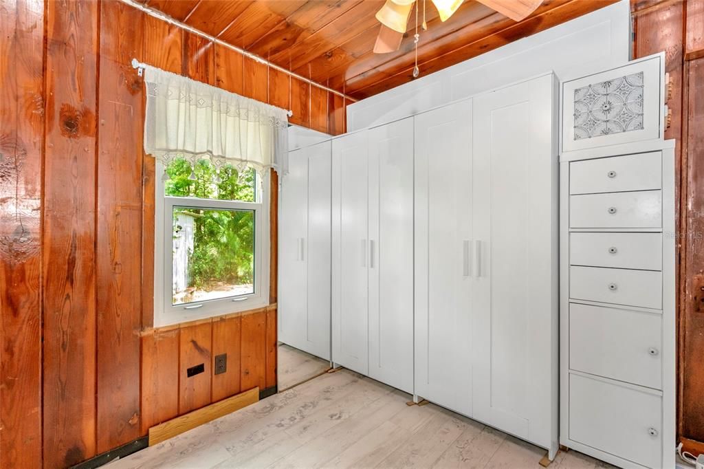 For Sale: $159,999 (1 beds, 1 baths, 400 Square Feet)