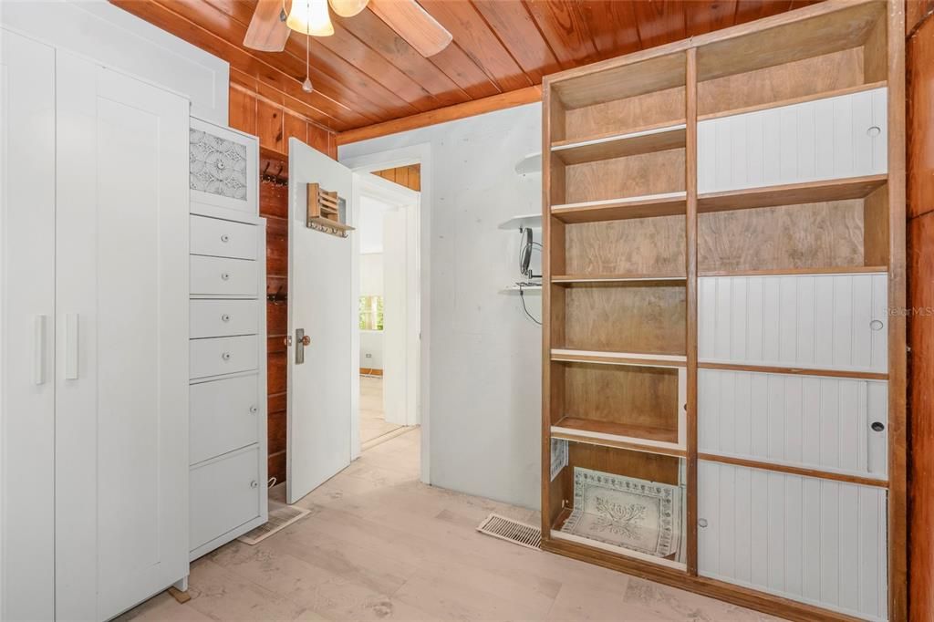 For Sale: $159,999 (1 beds, 1 baths, 400 Square Feet)