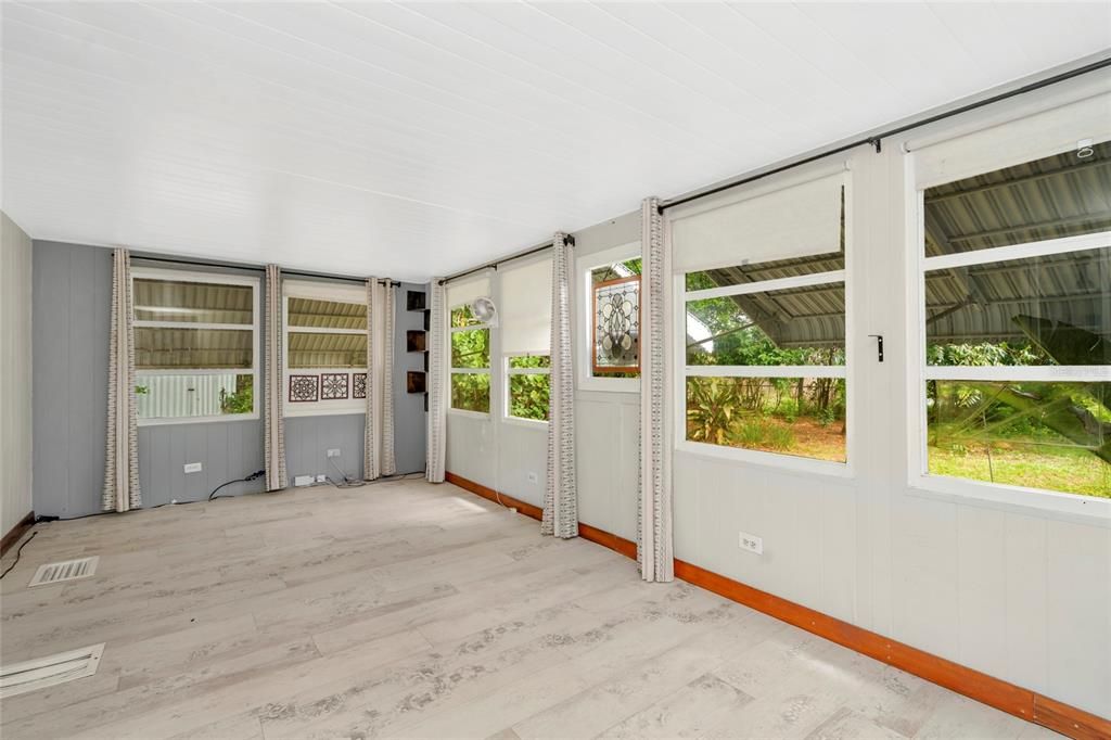 For Sale: $159,999 (1 beds, 1 baths, 400 Square Feet)