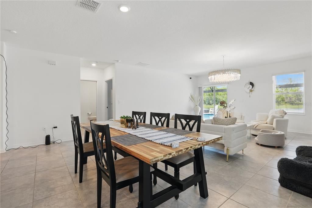 En Venta: $630,000 (5 camas, 2 baños, 2896 Pies cuadrados)
