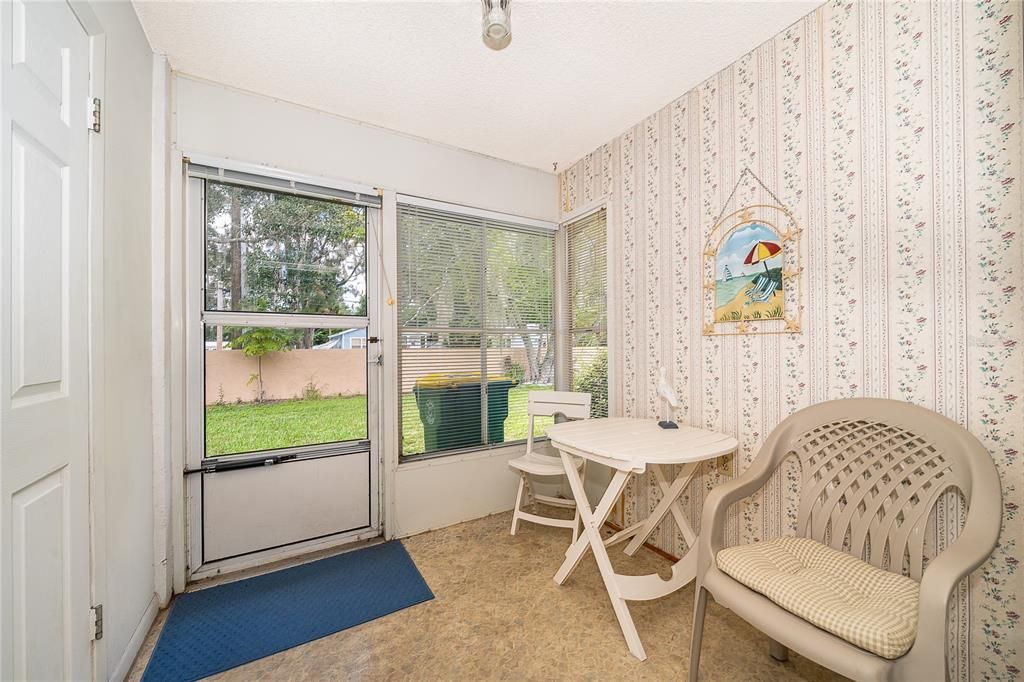 For Sale: $130,000 (2 beds, 2 baths, 979 Square Feet)