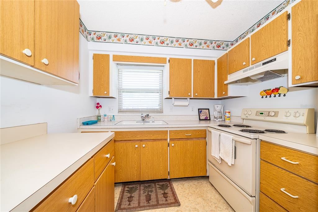 For Sale: $130,000 (2 beds, 2 baths, 979 Square Feet)