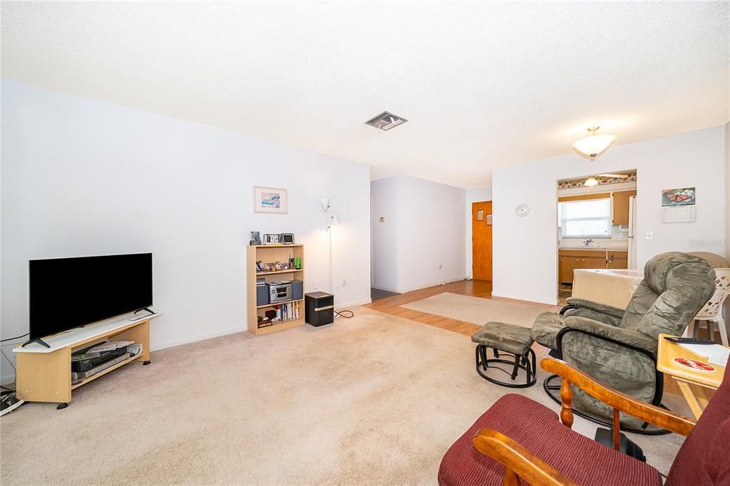 For Sale: $130,000 (2 beds, 2 baths, 979 Square Feet)