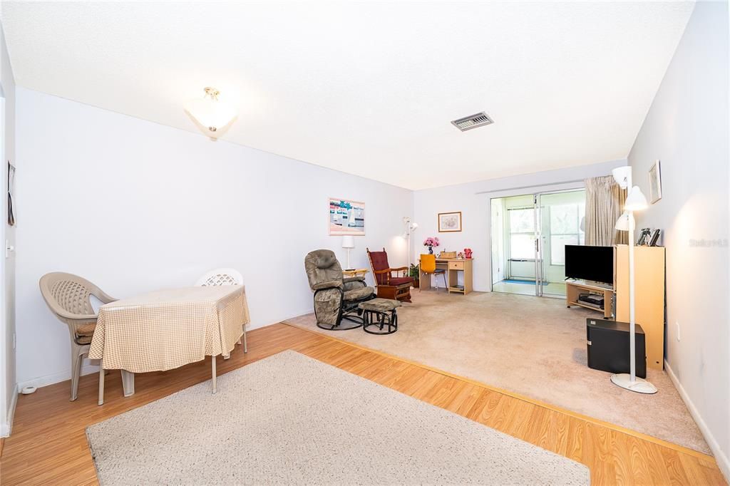 For Sale: $130,000 (2 beds, 2 baths, 979 Square Feet)