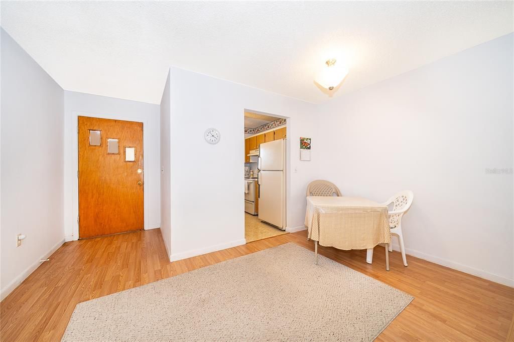For Sale: $130,000 (2 beds, 2 baths, 979 Square Feet)
