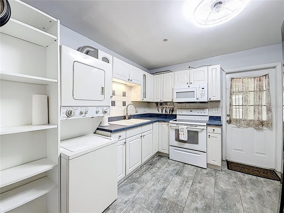 For Rent: $2,400 (2 beds, 1 baths, 750 Square Feet)