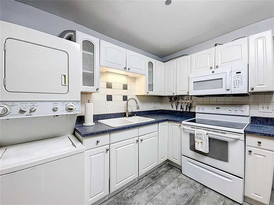For Rent: $2,400 (2 beds, 1 baths, 750 Square Feet)