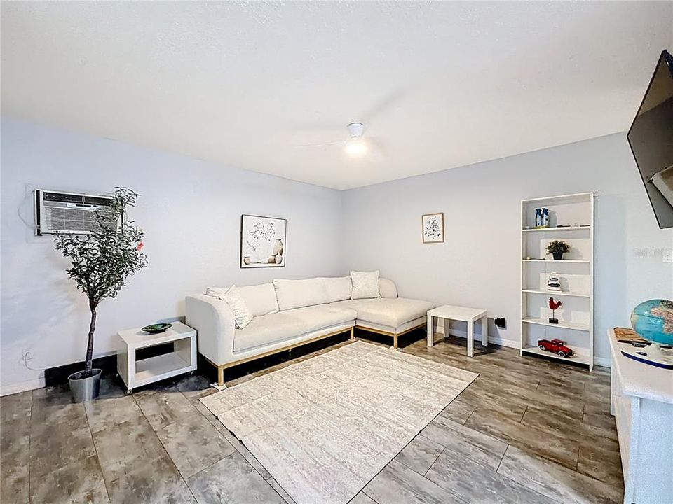 For Rent: $2,400 (2 beds, 1 baths, 750 Square Feet)