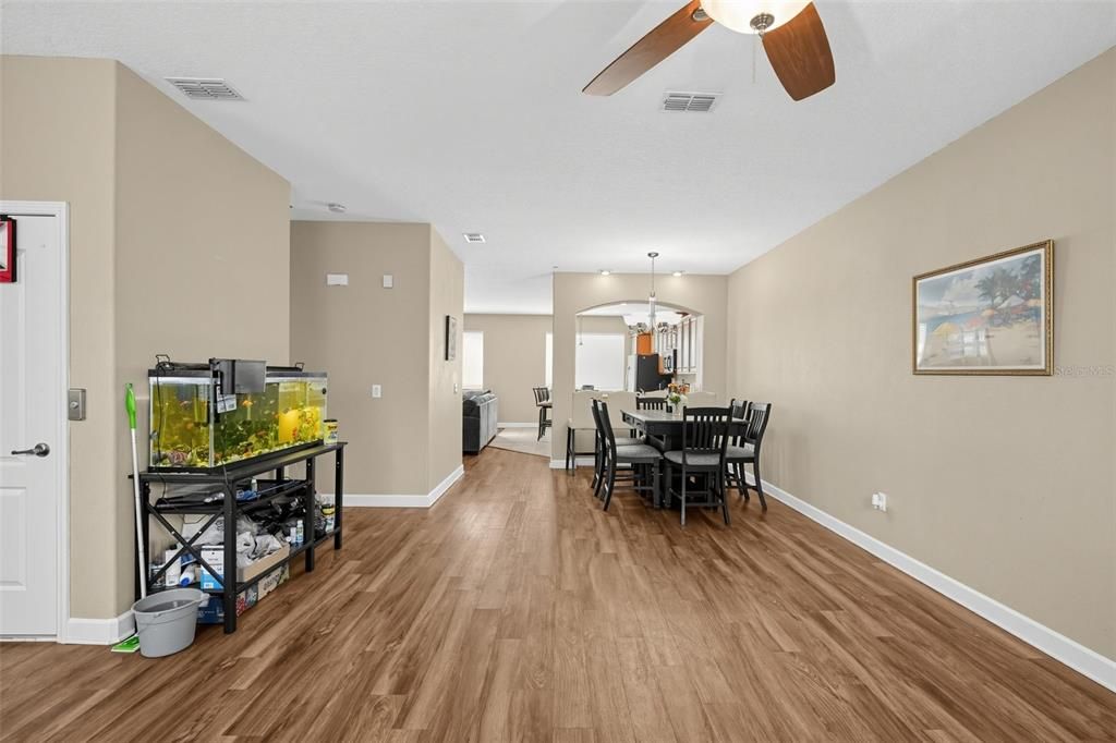En Venta: $425,000 (4 camas, 3 baños, 2416 Pies cuadrados)
