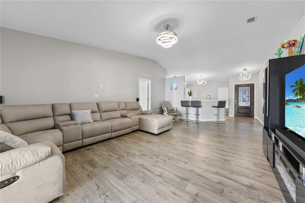 For Rent: $2,500 (3 beds, 2 baths, 1424 Square Feet)