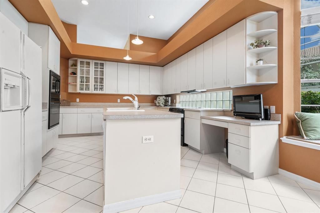 For Sale: $685,000 (3 beds, 2 baths, 2294 Square Feet)