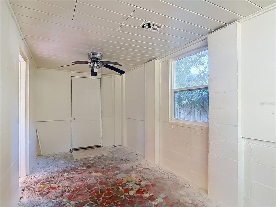 For Sale: $175,000 (2 beds, 1 baths, 574 Square Feet)