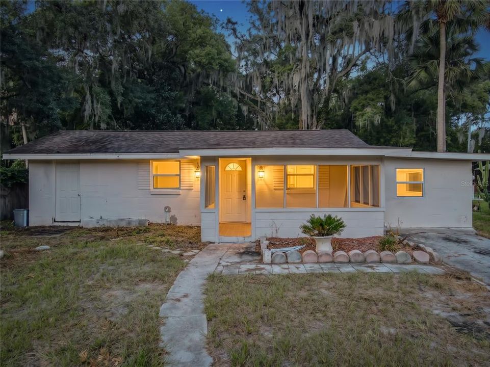 For Sale: $175,000 (2 beds, 1 baths, 574 Square Feet)
