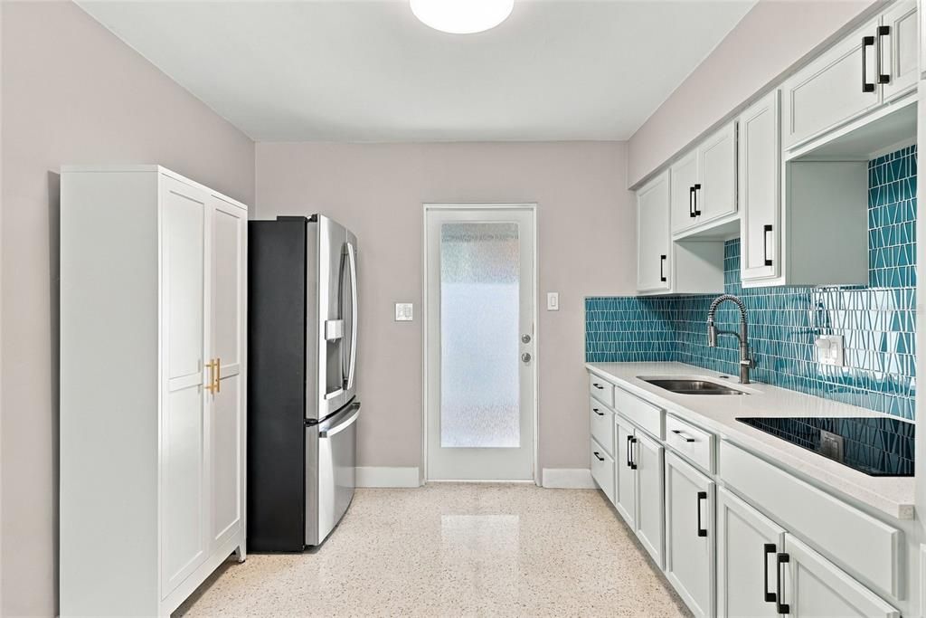 For Rent: $2,450 (2 beds, 2 baths, 800 Square Feet)