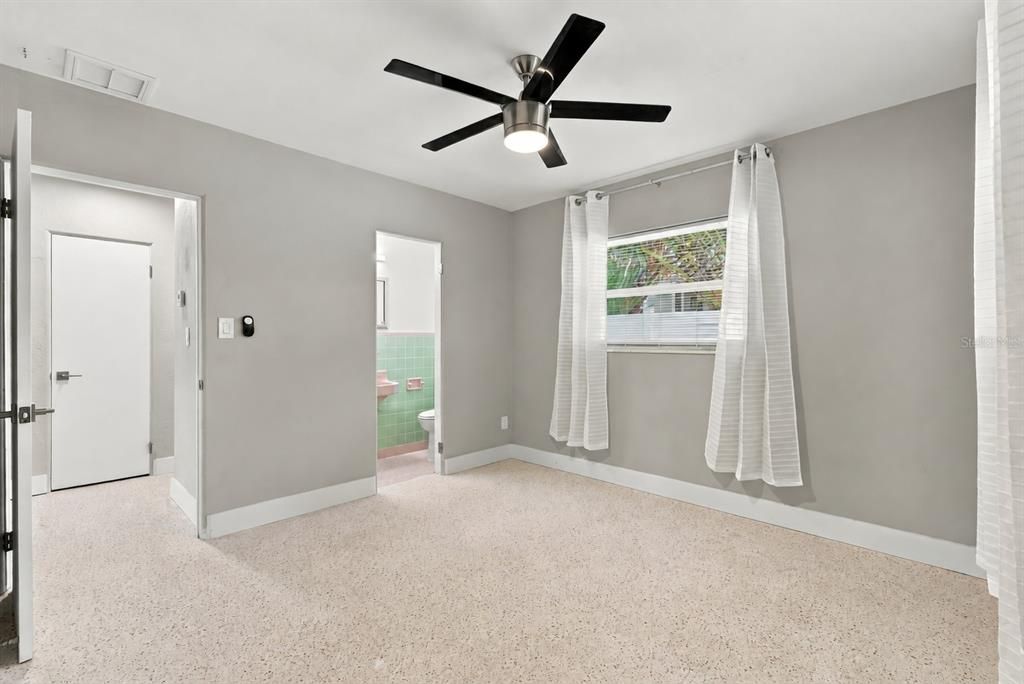 For Rent: $2,450 (2 beds, 2 baths, 800 Square Feet)