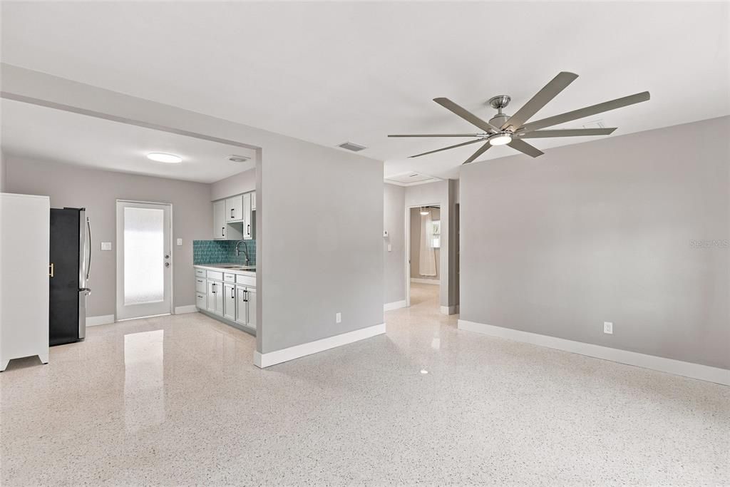 For Rent: $2,450 (2 beds, 2 baths, 800 Square Feet)