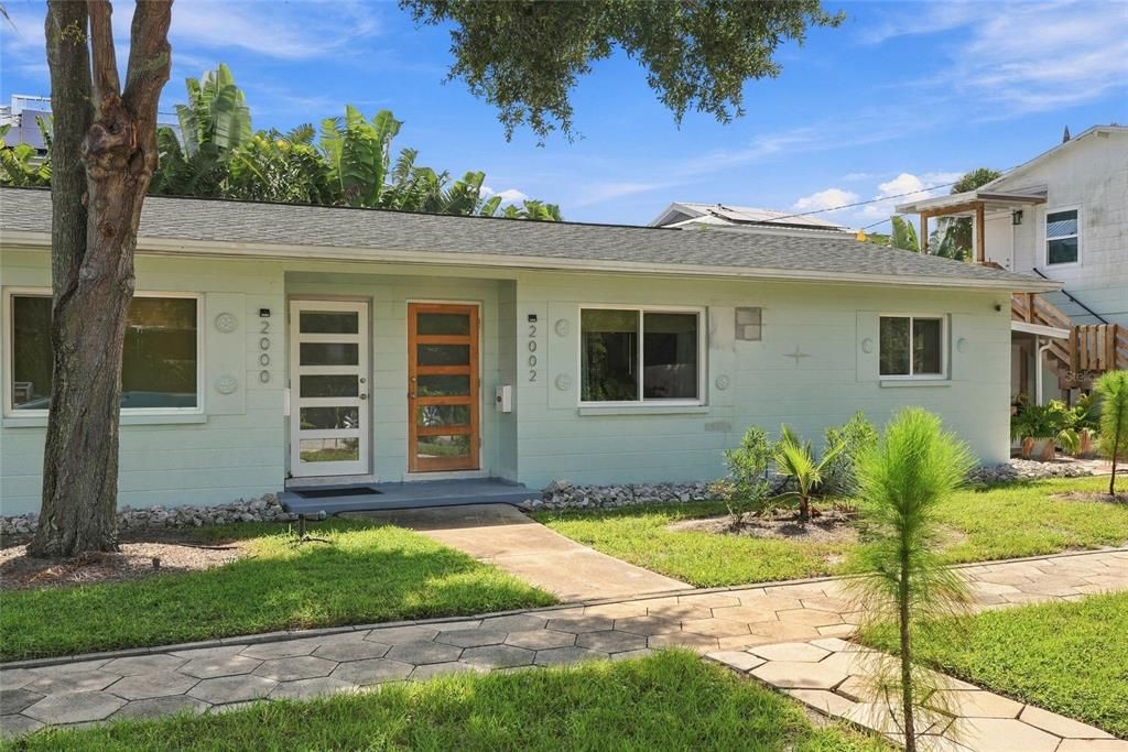 For Rent: $2,450 (2 beds, 2 baths, 800 Square Feet)