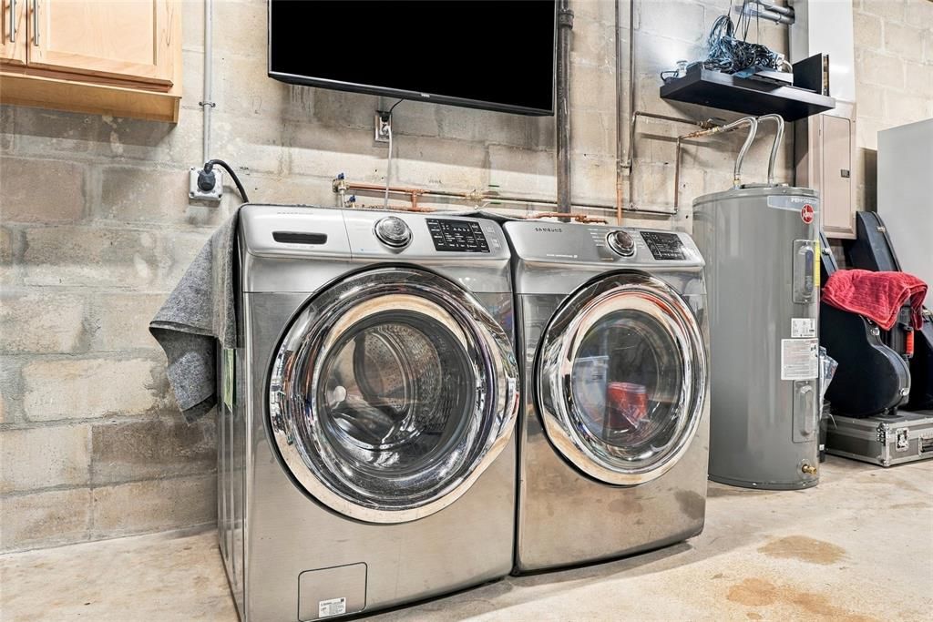 For Rent: $2,450 (2 beds, 2 baths, 800 Square Feet)