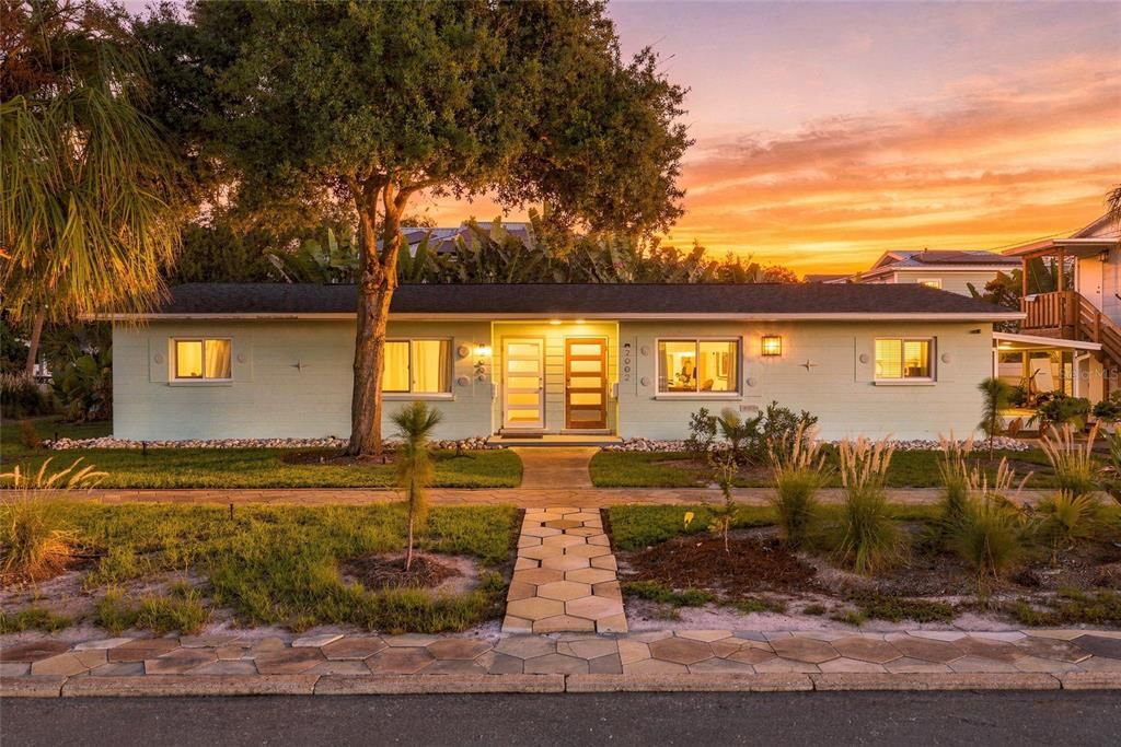 For Rent: $2,450 (2 beds, 2 baths, 800 Square Feet)