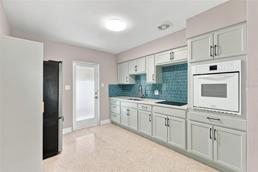 For Rent: $2,450 (2 beds, 2 baths, 800 Square Feet)