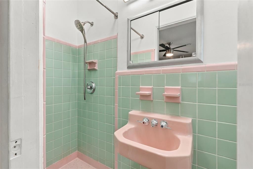 For Rent: $2,450 (2 beds, 2 baths, 800 Square Feet)