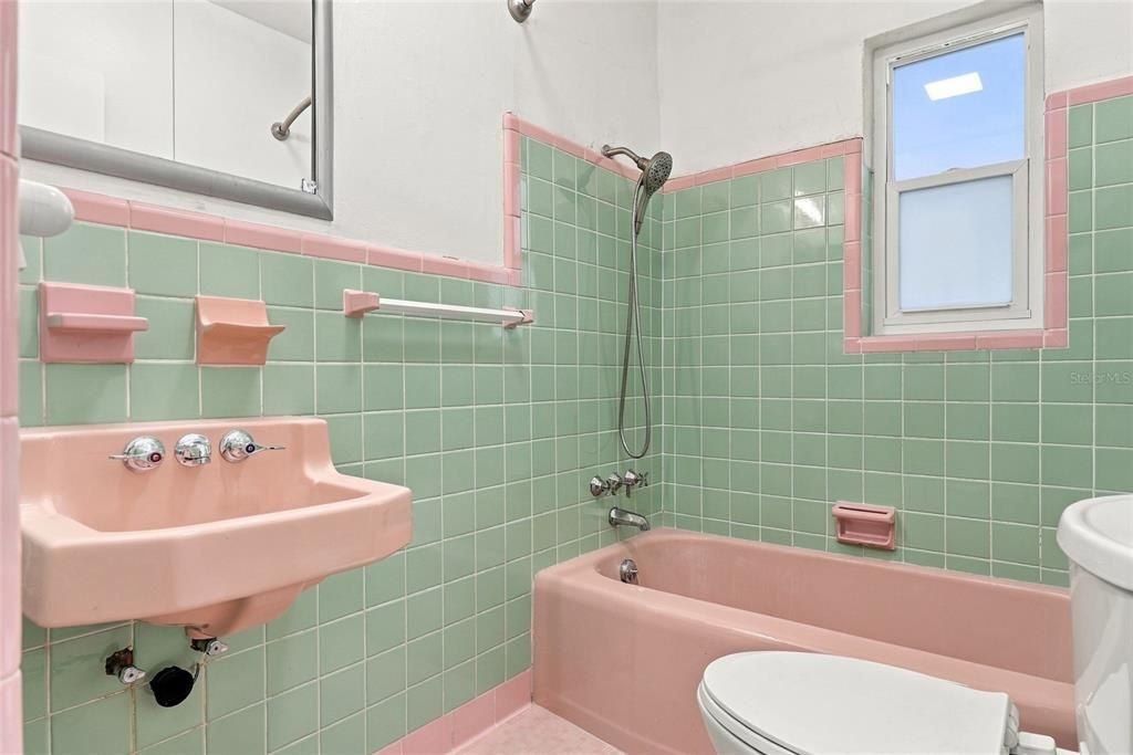 For Rent: $2,450 (2 beds, 2 baths, 800 Square Feet)