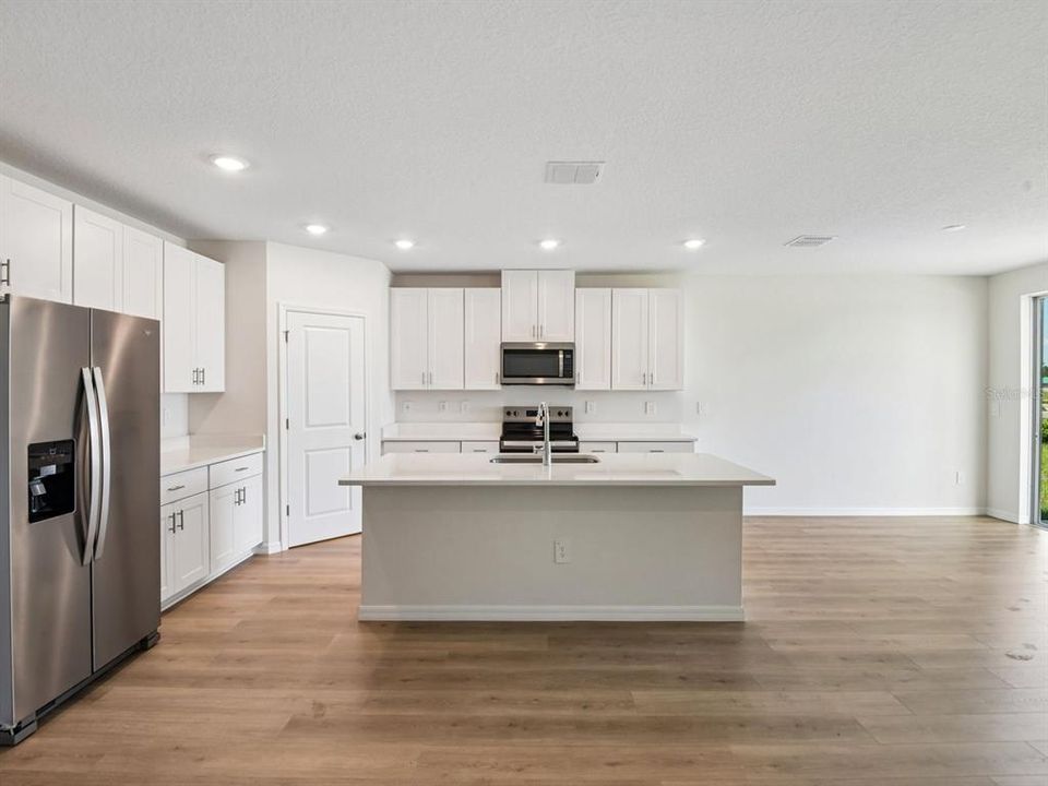 En Venta: $438,020 (4 camas, 3 baños, 2193 Pies cuadrados)