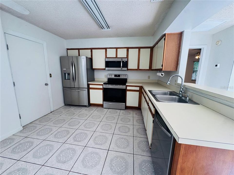 For Sale: $240,000 (3 beds, 2 baths, 1526 Square Feet)