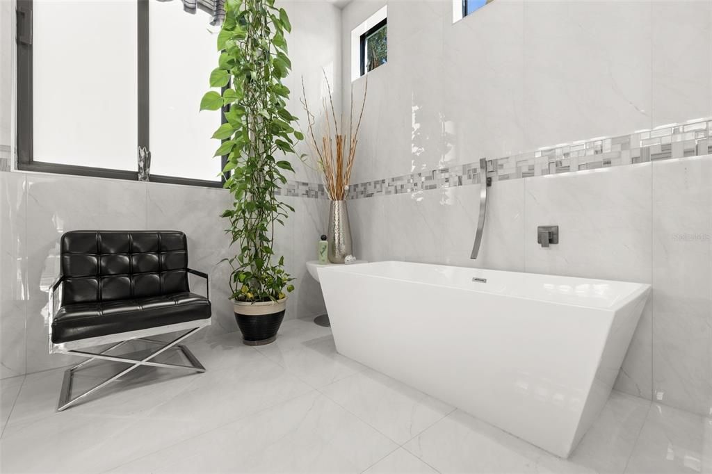 En Venta: $3,250,000 (4 camas, 5 baños, 4200 Pies cuadrados)