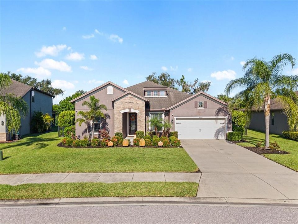 For Sale: $499,000 (4 beds, 2 baths, 2700 Square Feet)