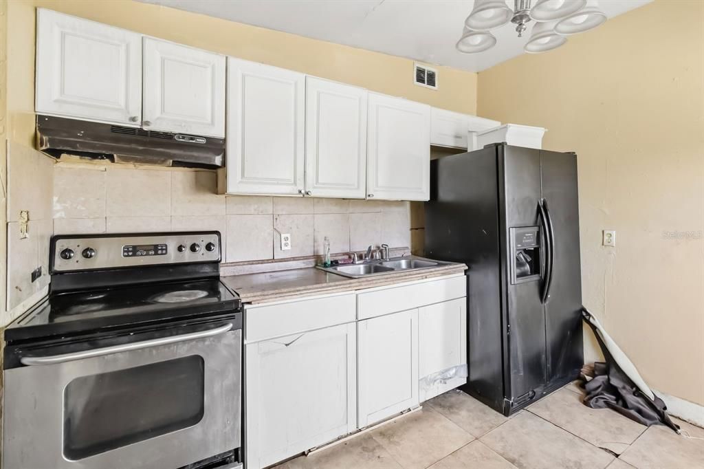 For Sale: $175,000 (3 beds, 2 baths, 888 Square Feet)