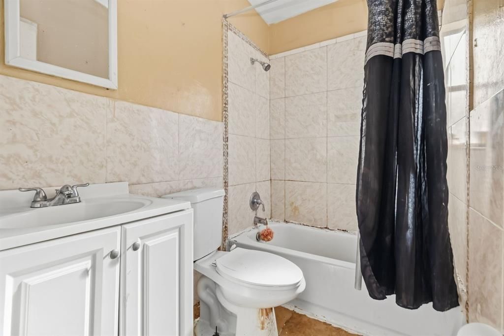 For Sale: $175,000 (3 beds, 2 baths, 888 Square Feet)