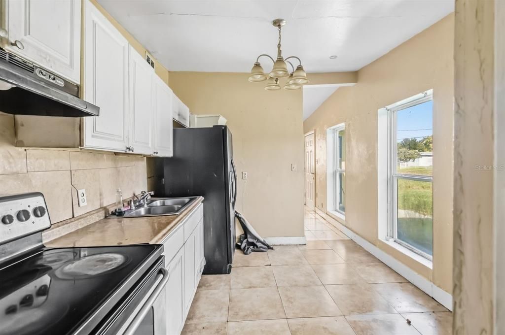For Sale: $175,000 (3 beds, 2 baths, 888 Square Feet)