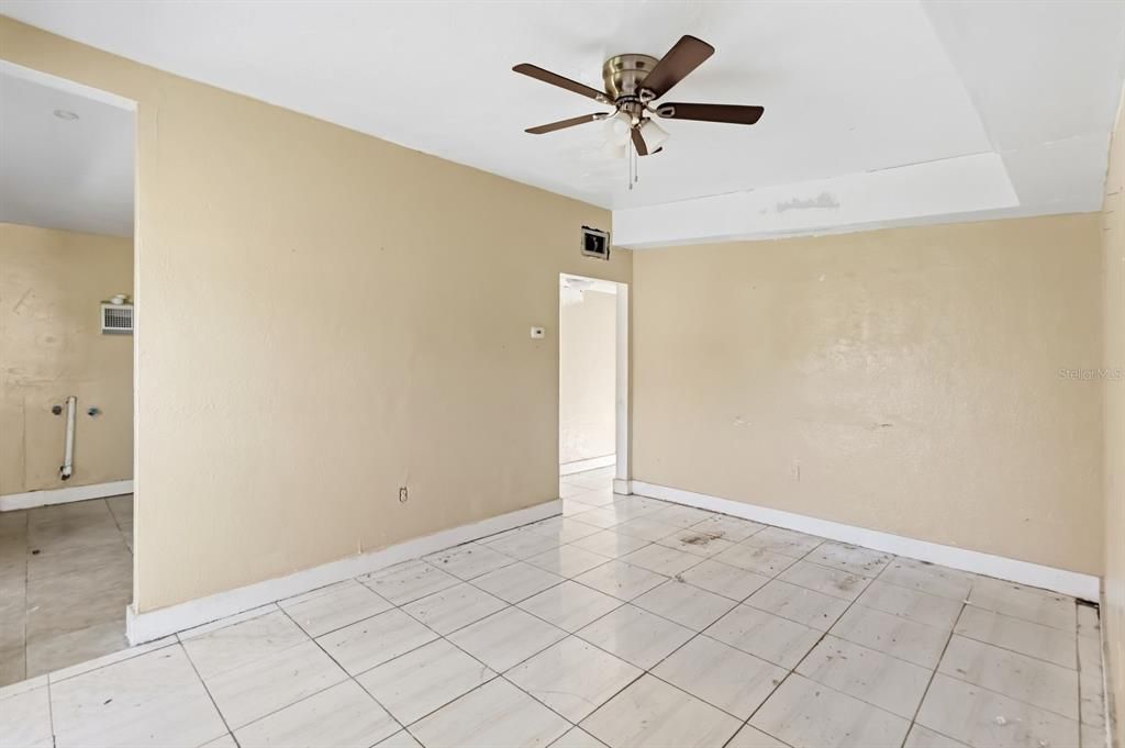 For Sale: $175,000 (3 beds, 2 baths, 888 Square Feet)