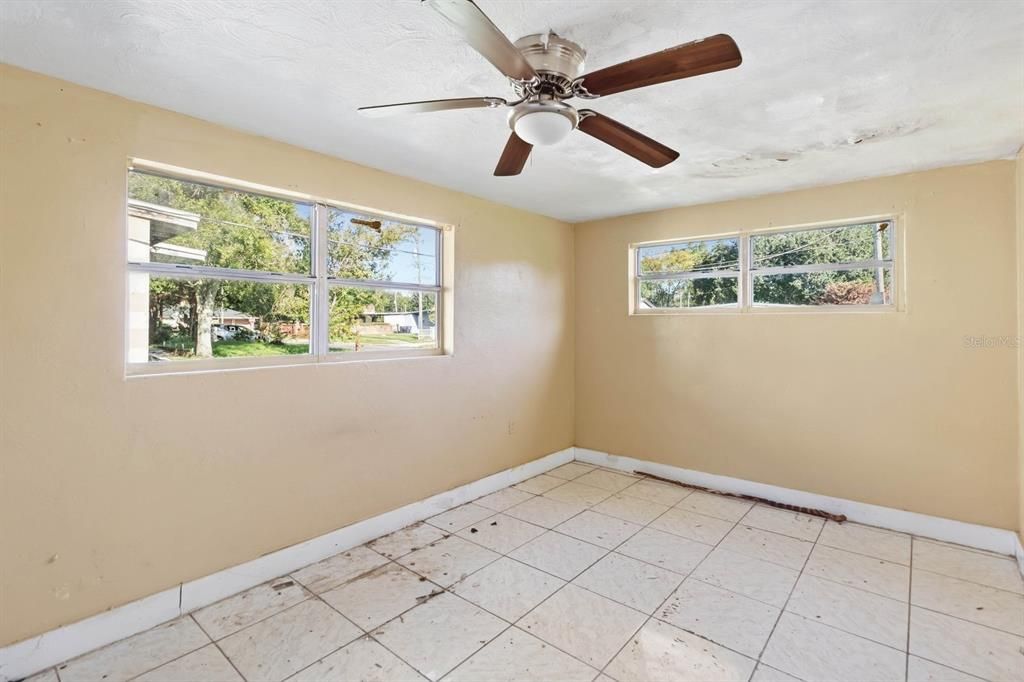 For Sale: $175,000 (3 beds, 2 baths, 888 Square Feet)