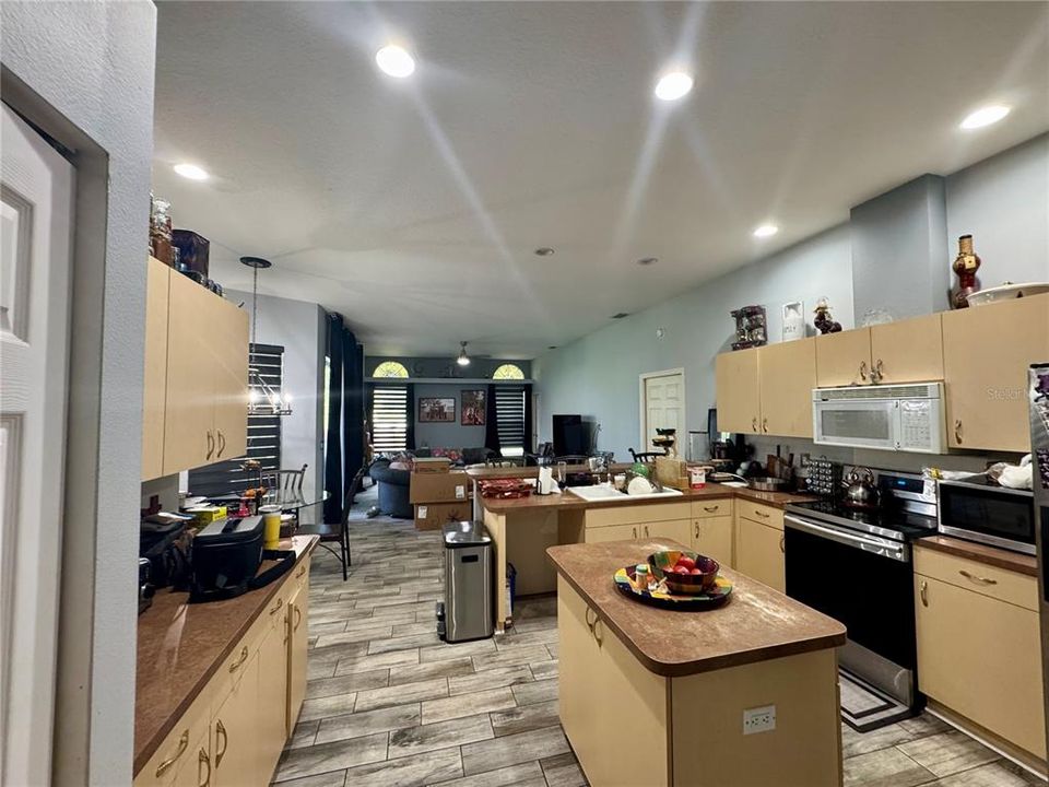 For Sale: $389,900 (4 beds, 2 baths, 2245 Square Feet)