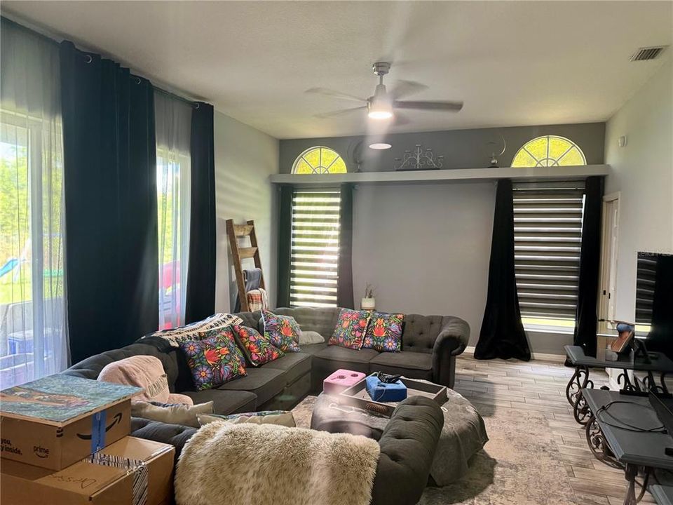 For Sale: $389,900 (4 beds, 2 baths, 2245 Square Feet)