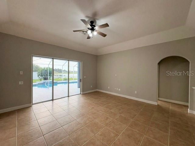 En Venta: $428,000 (5 camas, 3 baños, 2549 Pies cuadrados)