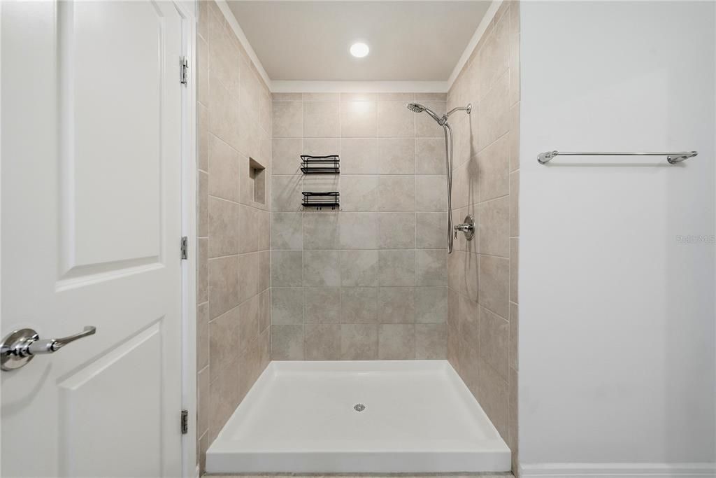 En Venta: $409,000 (4 camas, 3 baños, 2207 Pies cuadrados)