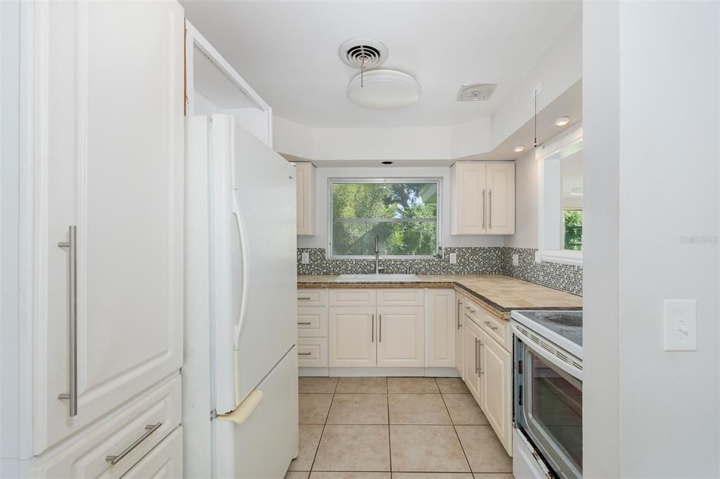 На продажу: $349,900 (2 спален, 1 ванн, 1023 Квадратных фут)