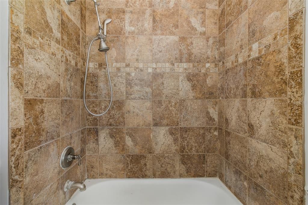 На продажу: $349,900 (2 спален, 1 ванн, 1023 Квадратных фут)