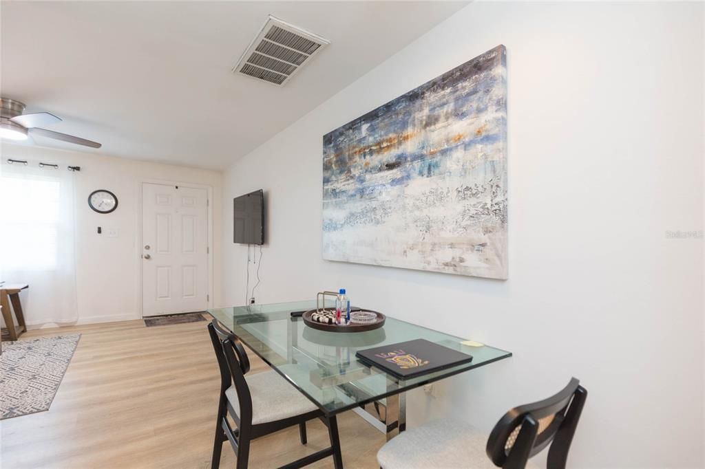 For Rent: $1,195 (2 beds, 1 baths, 722 Square Feet)