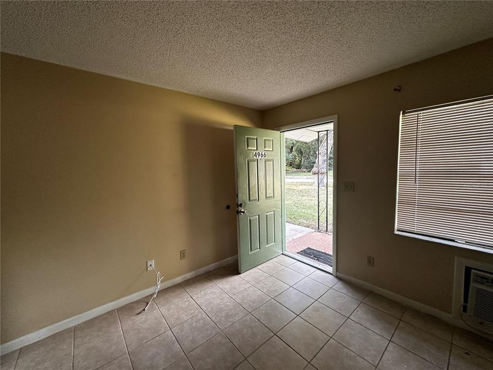 For Rent: $1,000 (1 beds, 1 baths, 864 Square Feet)