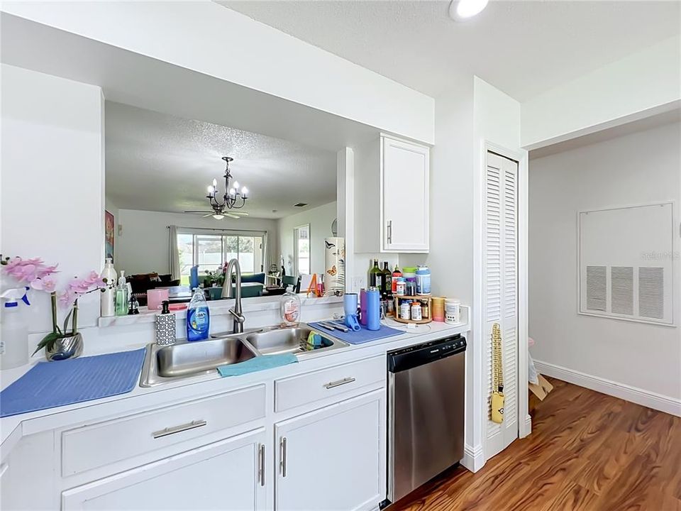 For Sale: $225,000 (3 beds, 2 baths, 1162 Square Feet)